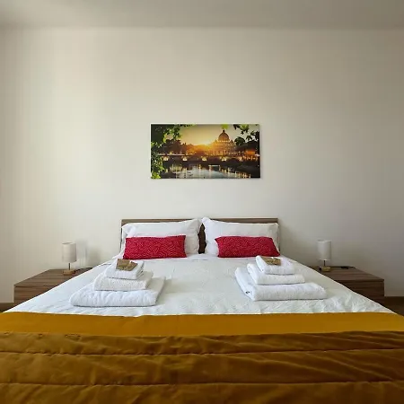 Urban Retreat Steps From The Metro Roma